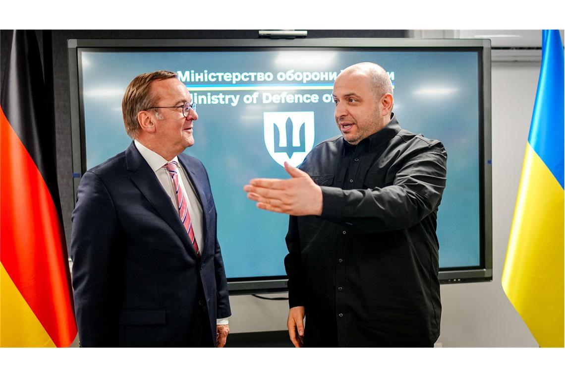 Marschflugkörper und Drohnen: neue Kooperation mit Kiew Verteidigungsminister Boris Pistorius (SPD, l) beim Empfang mit dem Verteidigungsminister der Ukraine Rustem Umjerow in Kiew.