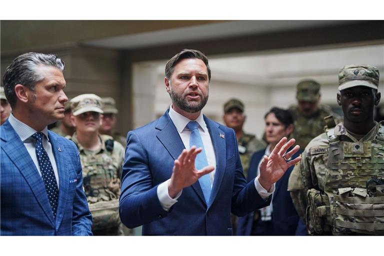 Verteidigungsminister Hegseth (l) und Vizepräsident Vance sprechen im Hauptbahnhof von Washington mit Mitgliedern der Nationalgarde.
