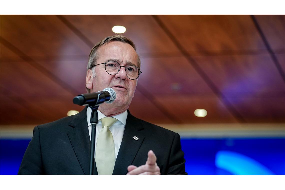Verteidigungsminister Pistorius bei Pressekonferenz in Kanada.