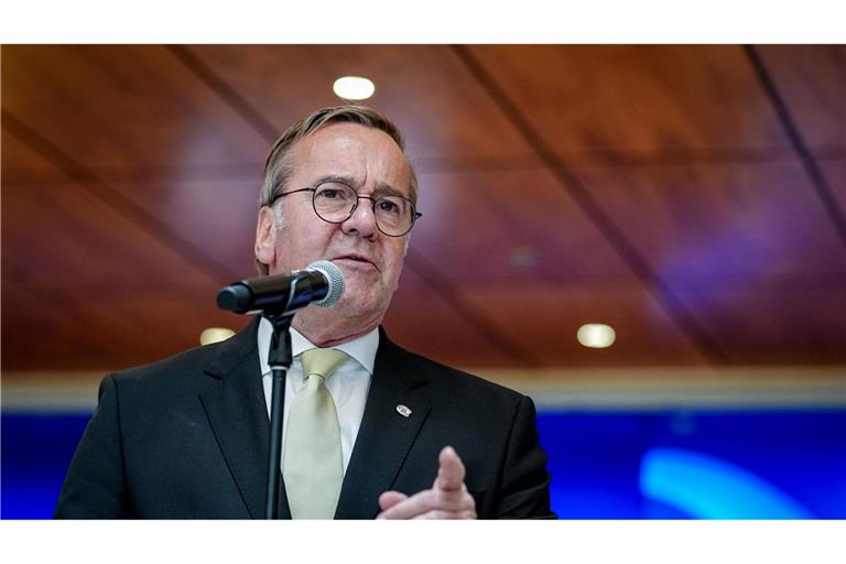 Verteidigungsminister Pistorius bei Pressekonferenz in Kanada.