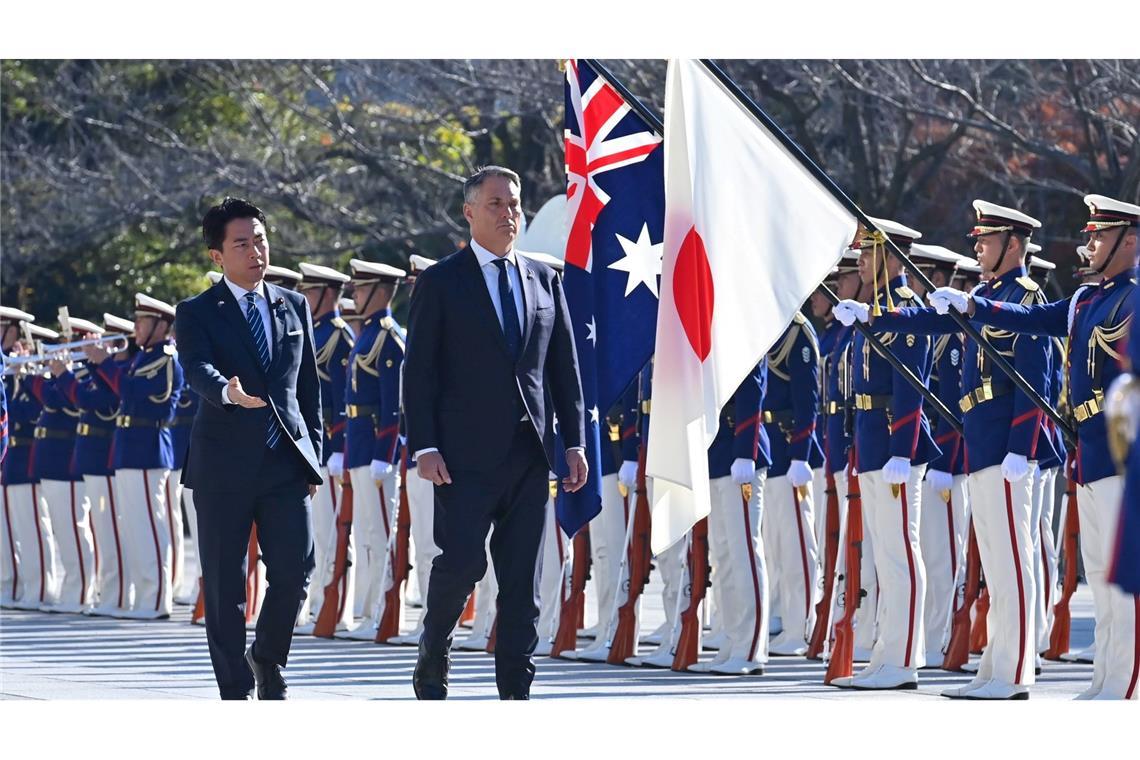 Verteidigungsminister Richard Marles (r)  und Japans Verteidigungsminister Shinjiro Koizumi (l) nehmen an einer Ehrengardezeremonie teil.