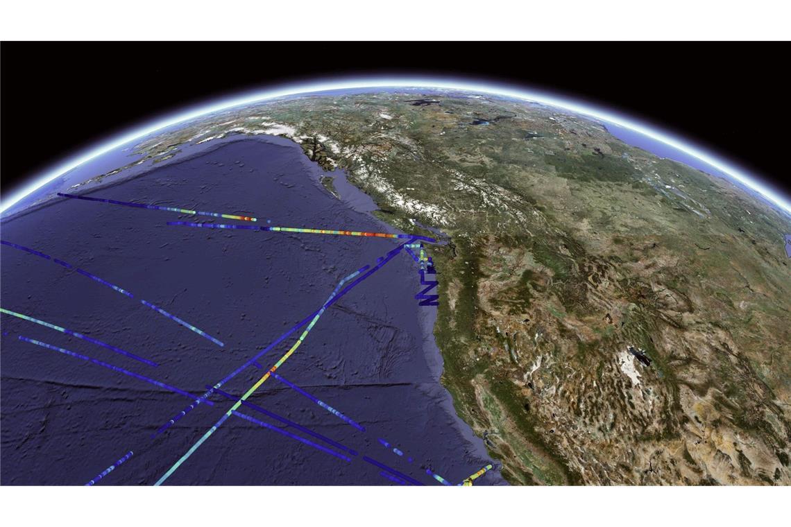Verteilung der Phytoplankton-Biomasse, gemessen mit SeaFlow-Zytometrie vor der Küste Kaliforniens. Die farbcodierten Transektlinien stellen die Biomassekonzentrationen dar, wobei wärmere Farben (rot-gelb) eine höhere Phytoplanktondichte und kühlere Farben (blau) eine geringere Konzentration anzeigen.