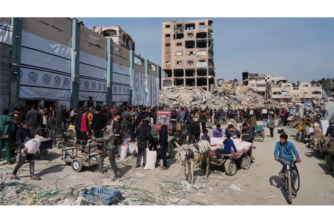 Hunderte Palästinenser in Gaza demonstrieren gegen den Krieg Verteilung von humanitären Hilfsgütern in Dschabalija.