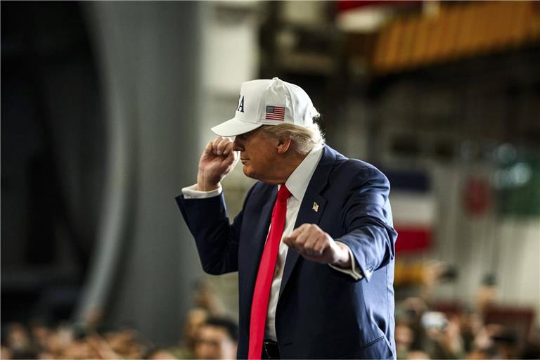 Atomic Donald: Trump lässt ab sofort wieder Atomwaffen testen Vertrauen Sie diesem Mann Ihr Leben an? Donald Trump legt beim Besuch auf einem US-Flugzeugträger ein Tänzchen ein (Archivfoto).