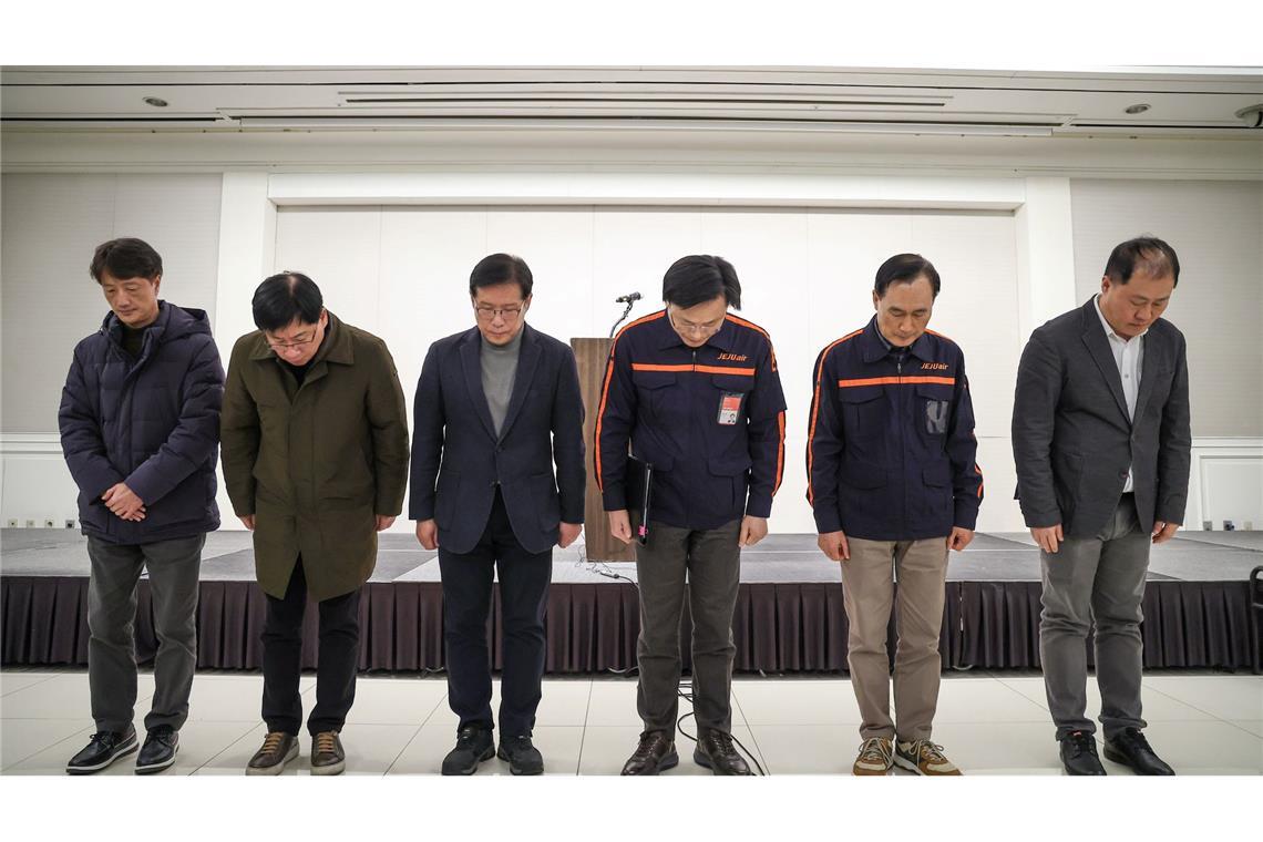 Flugzeug in Südkorea zerschellt - 179 Tote Vertreter der Jeju Air entschuldigen sich.