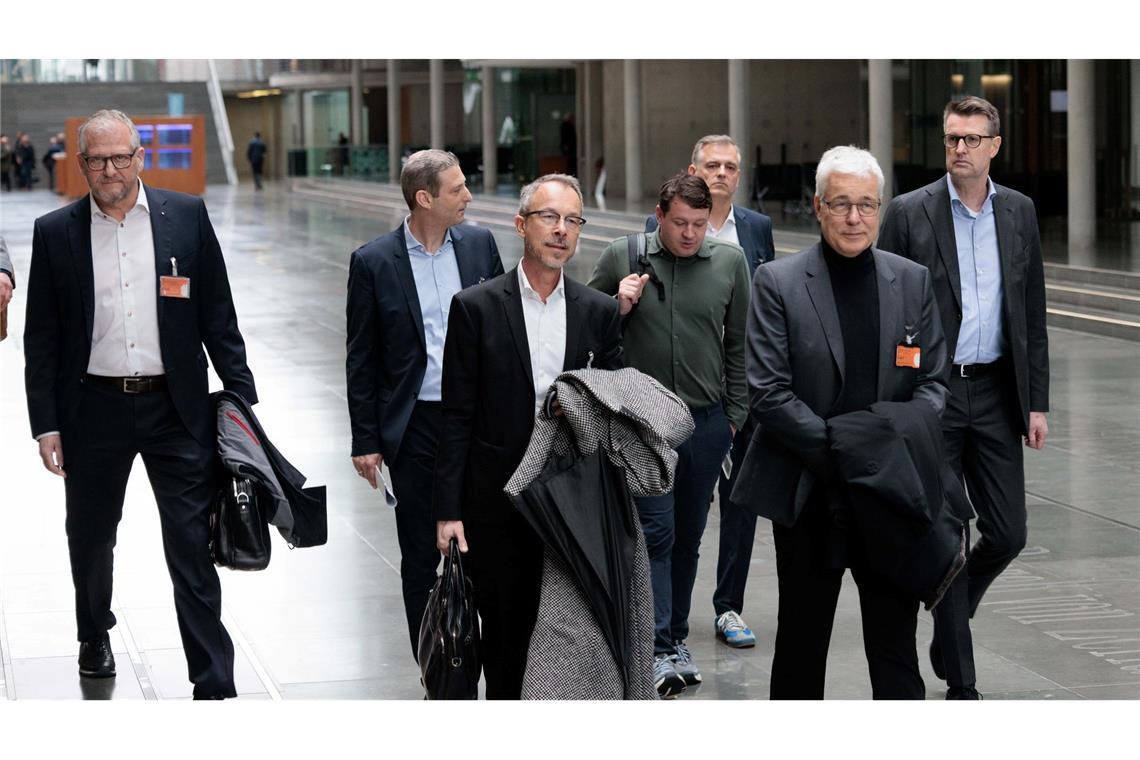 Vertreter der Mineralölkonzerne nahmen an der Sitzung teil.