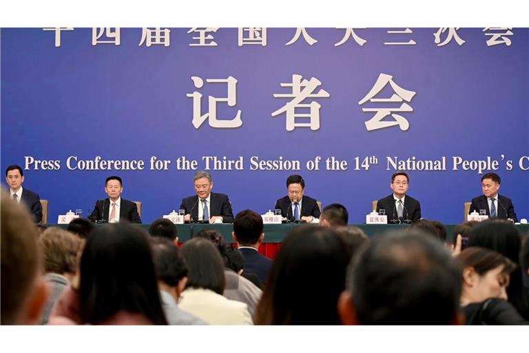 Vertreter mehrerer Ministerien Chinas äußern sich vor Journalisten zum Thema Wirtschaft.
