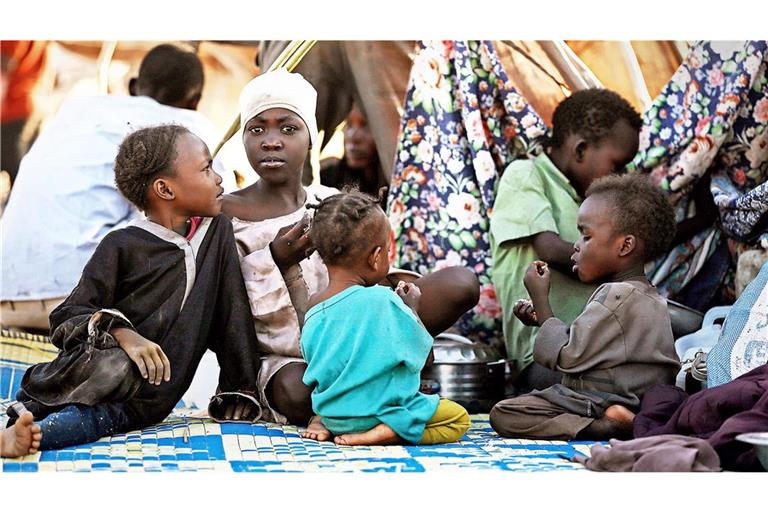 Vertriebene Kinder und Familien aus Al-Faschir in einem Flüchtlingslager (Symbolfoto).