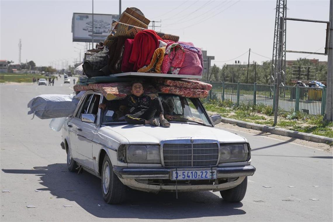 Vertriebene Palästinenser, die aus Rafah geflohen sind, kommen in Chan Junis im Gazastreifen an.