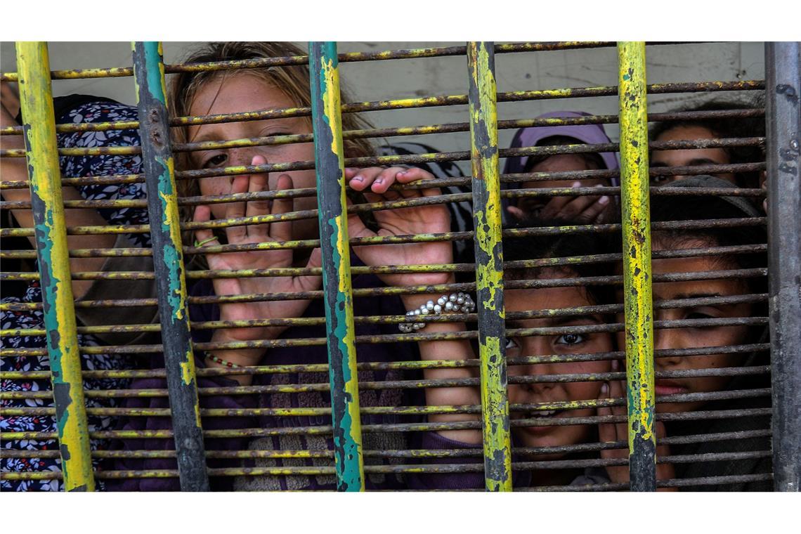 Vertriebene Palästinenser drängen sich in Gaza Stadt vor einer von Wohltätigkeitsorganisationen betriebenen Bäckerei, um Brotrationen zu erhalten.