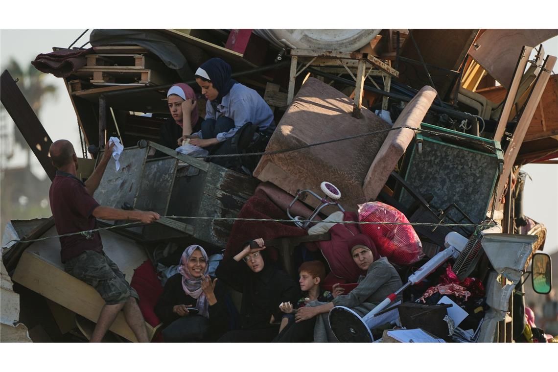 Bilder des Tages Vertriebene Palästinenser fliehen aus dem nördlichen Gazastreifen entlang der Küstenstraße in der Nähe des Wadi Gaza.