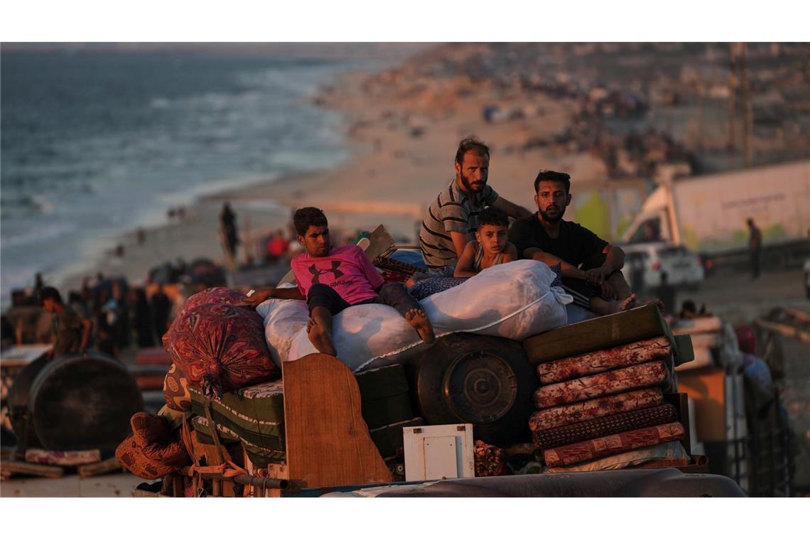 Vertriebene Palästinenser fliehen aus Gaza und tragen ihre Habseligkeiten entlang der Küstenstraße in Richtung des südlichen Gazastreifens.