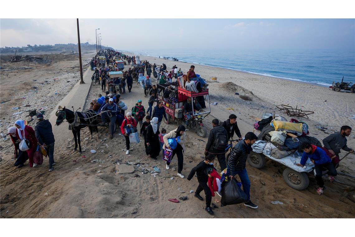 Trump will US-Übernahme von Gaza - was bedeutet das? Vertriebene Palästinenser kehren in ihre weitgehend zerstörten Wohnorte zurück. (Archivbild)