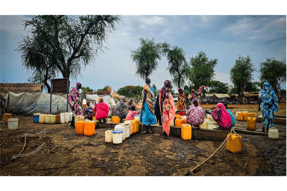 Krieg im Sudan: Hunger, Cholera und kolumbianische Kämpfer Vertriebene stehen in Tawila in Norddafur für Wasser an.
