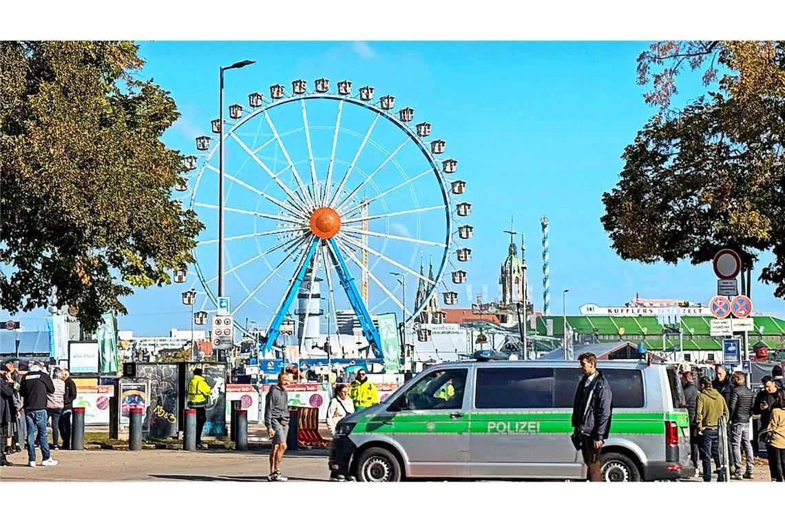 Bombendrohung schockt Besucher des Oktoberfests in München Verwaiste Wiesn: Bis 17.30 Uhr blieb das Oktoberfest geschlossen.