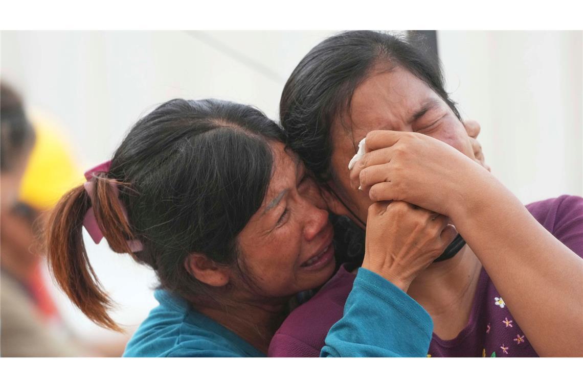 Verzweifelte Suche nach Lebenszeichen in Bangkok Verzweifelte Angehörige harren an der Unglücksstelle aus. Bei den meisten Bauarbeitern handelte es sich um Burmesen.