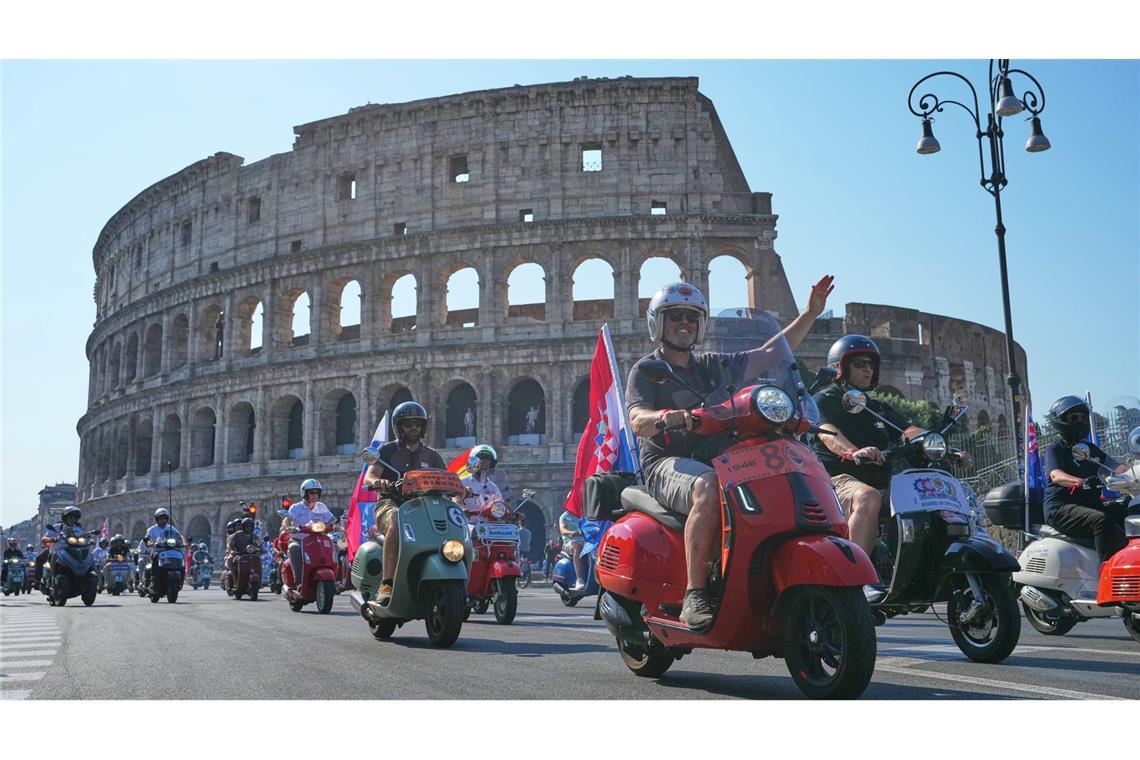 Vespa-Fans feiern 80 Jahre Kultroller mit Parade am Kolosseum
