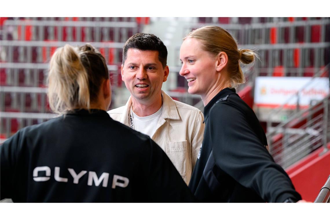 HB Ludwigsburg macht Meisterschaft und Double perfekt Vestergaard-Nachfolger Tomas Hlavaty im Gespräch mit Jenny Carlson und Johanna Bundsen (re.).