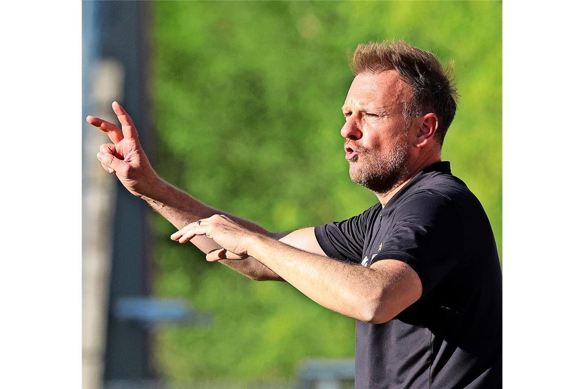 Mit breiter Brust ins Schlüsselspiel VfB-II-Trainer Markus Fiedler glaubt an ein enges Rennen bis zum 38. Spieltag.
