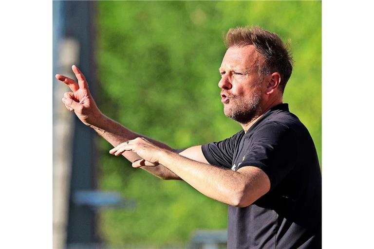 VfB-II-Trainer Markus Fiedler glaubt an ein enges Rennen bis zum 38. Spieltag.