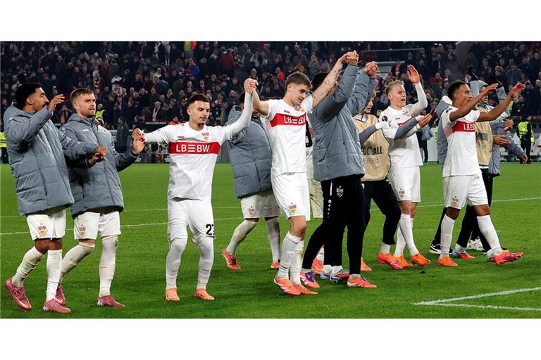 VfB-Jubel nach dem 2:1-Sieg in der Europa League gegen Feyenoord Rotterdam nach den Treffern von Bilal El Khannouss in der 84. Minute und Deniz Undav in der Nachspielzeit