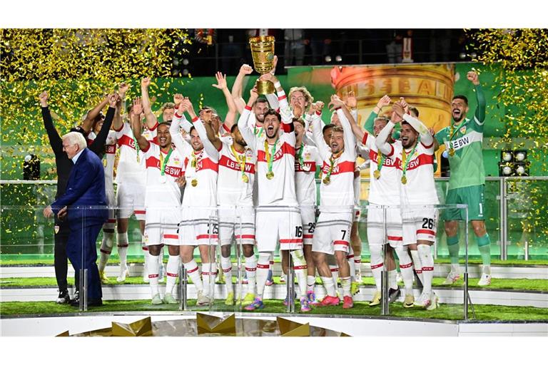 VfB-Kapitän Atakan Karazor streckte den Pokal als Erster in den Berliner Nachthimmel.