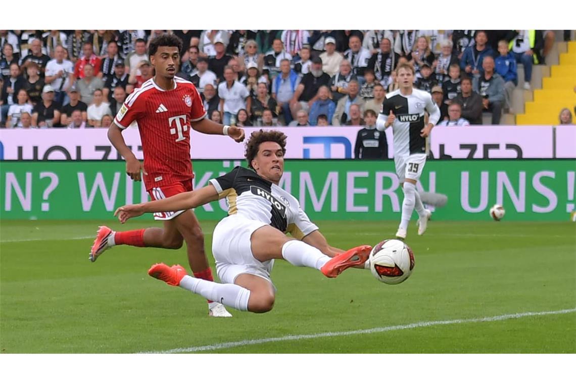 VfB-Leihspieler Noah Darvich (vorne) zeigt im Dress der SV Elversberg gegen die Bayern eine starke Leistung&nbsp;– und ist an vielen Offensivaktionen beteiligt.