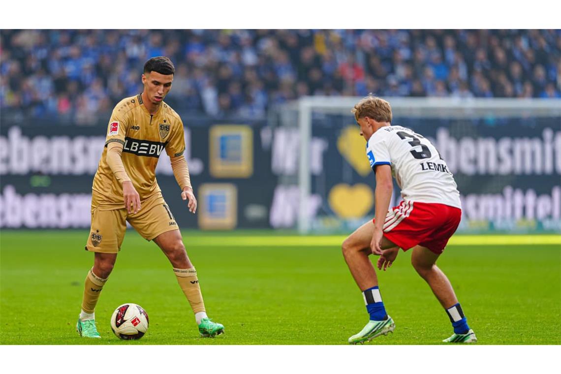 VfB-Offensivmann Bilal El Khannouss im Duell mit HSV-Spieler Louis Lemke.
