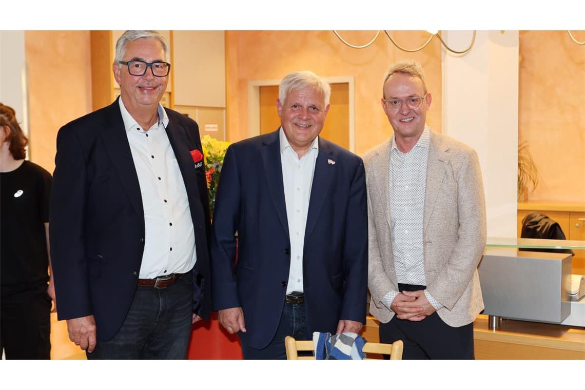VfB-Präsident Dietmar Allgaier, Klink-Geschäftsführer Thomas Müller und VfB-Vorstandschef Alexander Wehrle (von links)