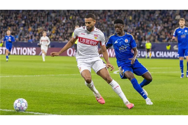 VfB-Profi Josha Vagnoman (li.) hat nicht nur seinen Gegenspieler Suleiman Camara im Griff&nbsp;– sondern setzt auch in der Offensive entscheidende Akzente.
