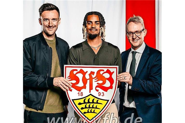 VfB-Sportdirektor Christian Gentner (li.) und AG-Chef Alexander Wehrle (re.) begrüßen Neuzugang Lorenz Assignon