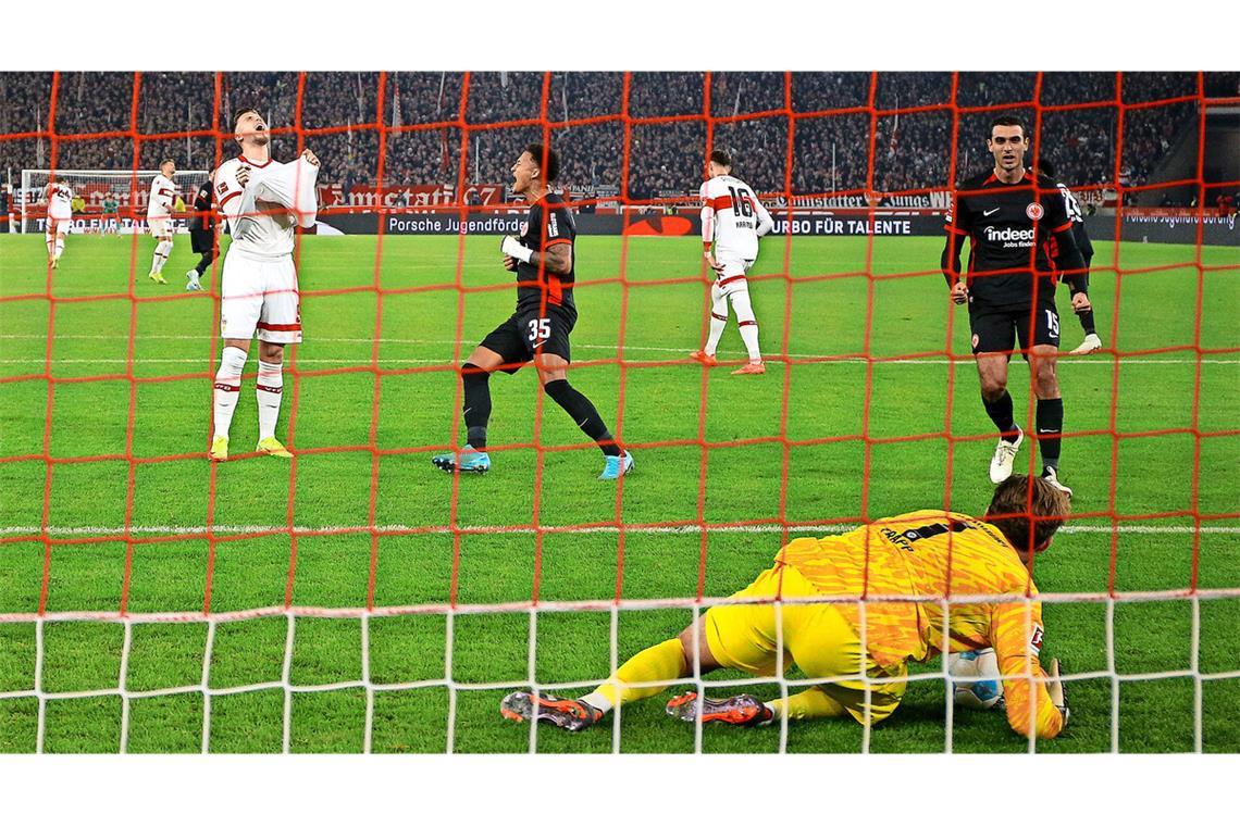 Elfmeter, Flanken – und viel Aluminium VfB-Stürmer Ermedin Demirovic (links) ärgert sich nach seinem verschossenen Elfmeter gegen den Frankfurter Torhüter Kevin Trapp.
Foto: Baumann
VfB-Stürmer Ermedin Demirovic (links) ärgert sich nach seinem verschossenen Elfmeter gegen den Frankfurter Torhüter Kevin Trapp.
Foto: Baumann