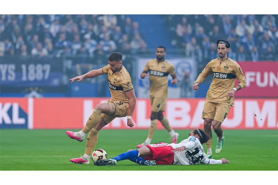 VfB-Stürmer Ermedin Demirović im Zweikampf mit Hamburgs Yussuf Poulsen. Seine beste Torchance hatte Medo in der 27. Minute, als sein Abschluss nach einem HSV-Ballverlust am Außennetz landete.