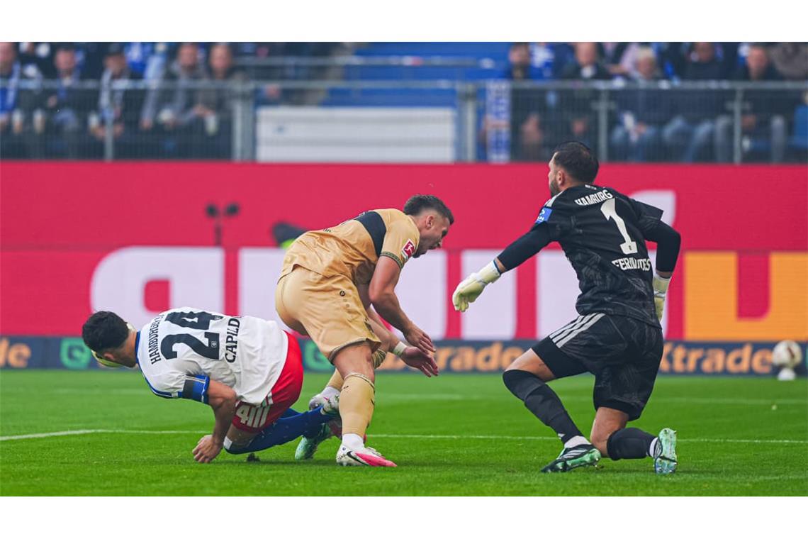 VfB-Stürmer Ermedin Demirović im Zweikampf mit Nicolas Capaldo, HSV-Keeper Daniel Heuer Fernandes rückt zur Hilfe heraus.