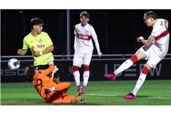 VfB-Stürmer Kirill Serdiuk überwindet im U-17-Derby Kickers-Keeper Leo Barth und macht das erste seiner beiden Tore. 


Foto:  IMAGO/Pressefoto Baumann