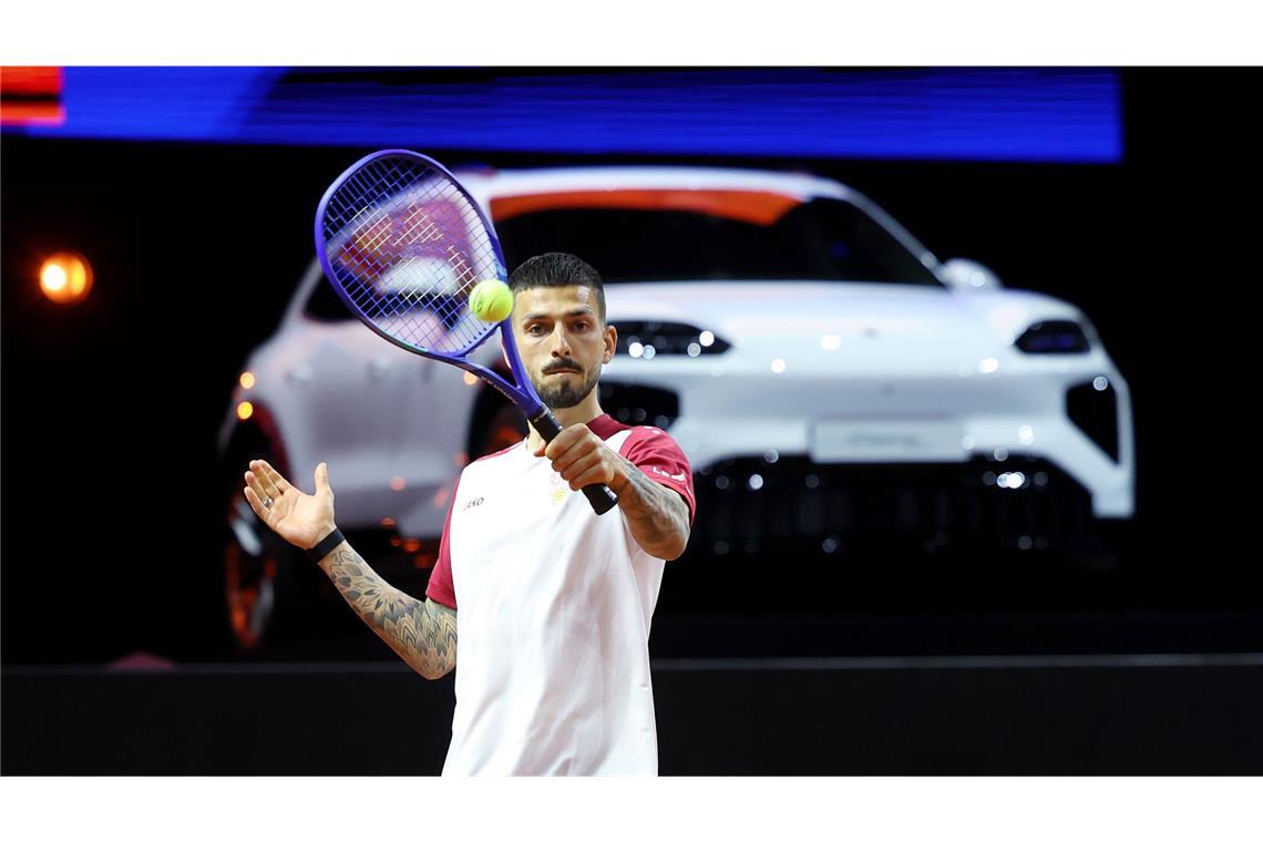 VfB-Torhüter Fabian Bredlow ist bei der „Porsche One Point Challenge“  an dem Montag vor dem Hauptrundenauftakt (13.April) dabei. Hier entscheidet ein einziger Ballwechsel über Ausscheiden und Weiterkommen. Sein Auftritt ist nur kurz, er muss sich bereits in der ersten Runde der späteren Gewinnerin Eva Bennemann geschlagen geben.