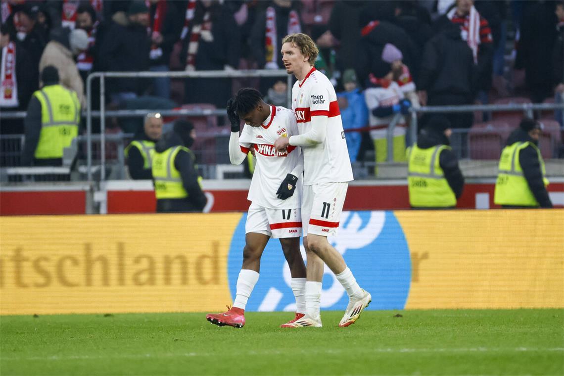Ein umjubeltes Traumtor hier, bittere Tränen da VfB-Torschütze Nick Woltemade (re.) muss dem in Tränen aufgelösten Mitspieler Justin Diehl Trost spenden.
