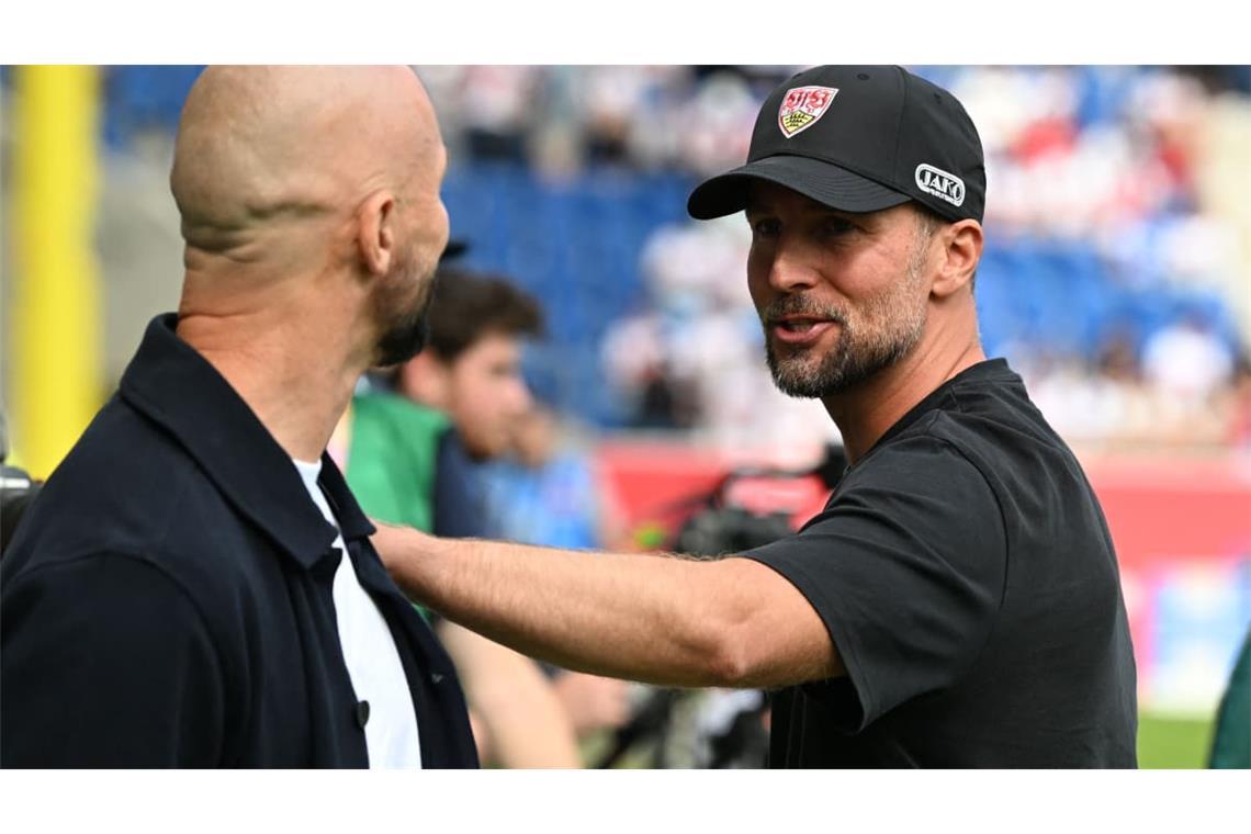 VfB-Trainer Sebastian Hoeneß begrüßt vor dem Spiel seinen Hoffenheimer Kollegen Christian Ilzer.