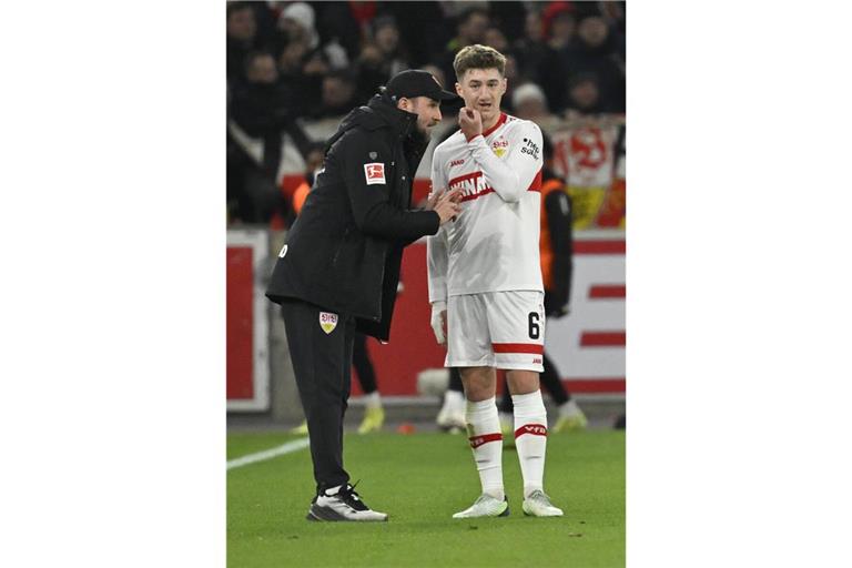 VfB-Trainer Sebastian Hoeneß mit seinem zentralen Spieler Angelo Stiller 
         
         Foto: imago/Michael Weber