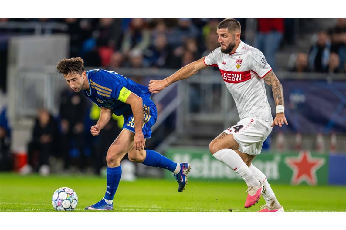VfB-Verteidiger Jeff Chabot kämpft mit Slovan-Stürmer Andraž Šporar um den Ball.