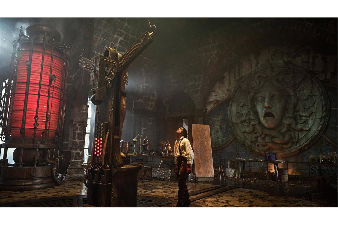 Unsterblicher Mythos: Frankenstein lebt wieder auf Victor Frankenstein mit seiner Kreatur im Labor: Szene aus dem Netflix-Film „Frankenstein“ von Guillermo del Toro.