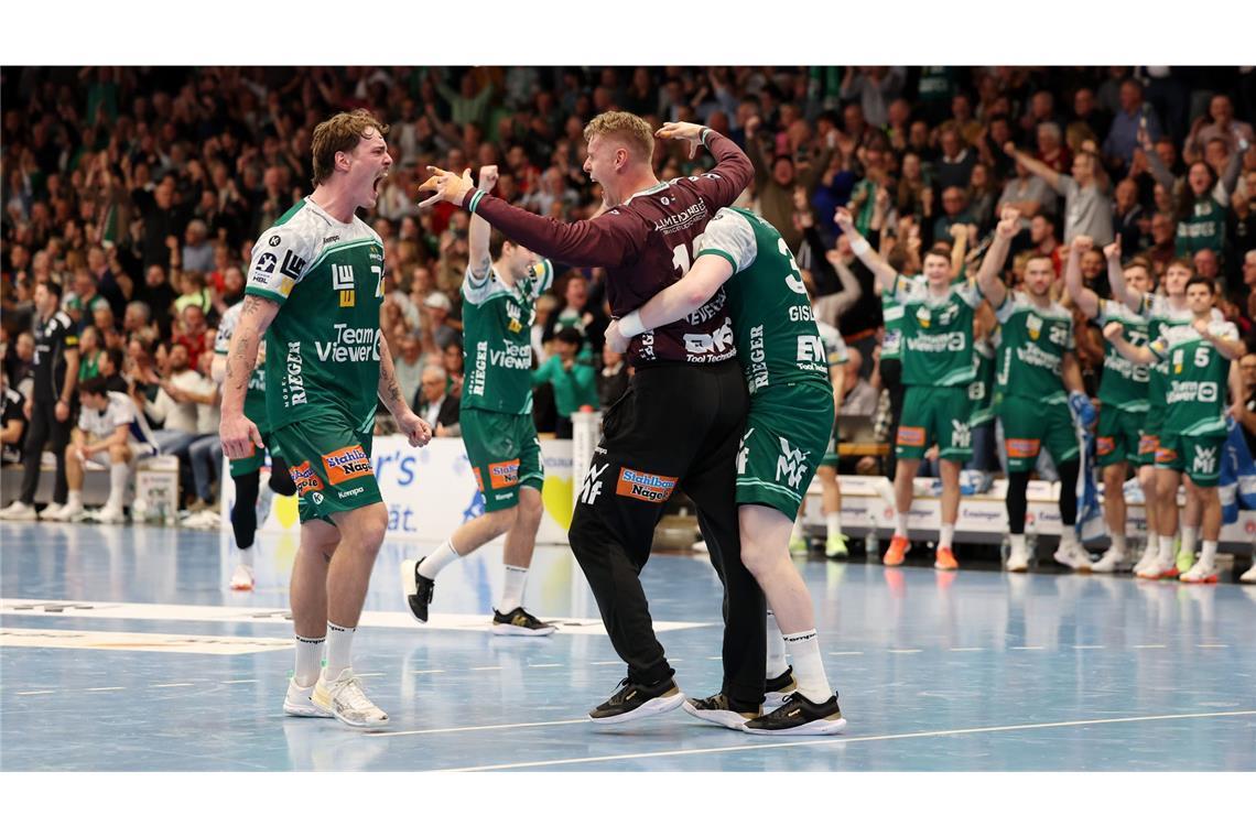 Victor Klöve (li.) und Torwart Kristian Saeveras jubeln.