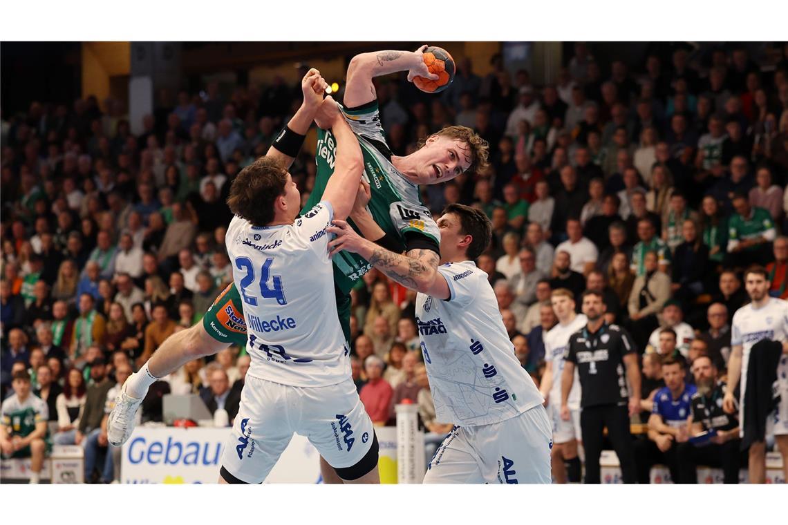 Victor Klöve wird von Lemgos Abwehr gestoppt.