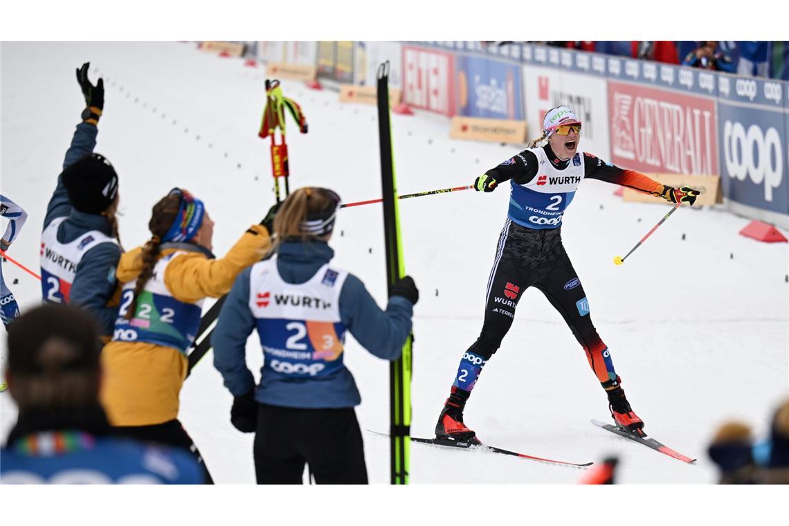 Tränen nach dem "Krimi": Langläuferinnen feiern WM-Bronze Victoria Carl läuft zu Bronze.
