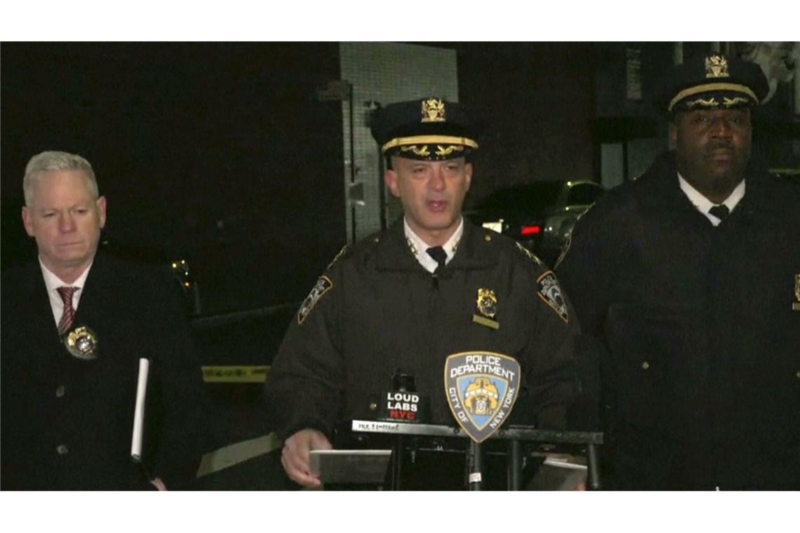 Mindestens zehn Verletzte bei Schießerei in New York Videostandbild des New York Police Departments: Chief of Patrol Philip Rivera (M) spricht vor Journalisten einen Tag nach einer Schießerei vor einem Nachtclub in Queens.