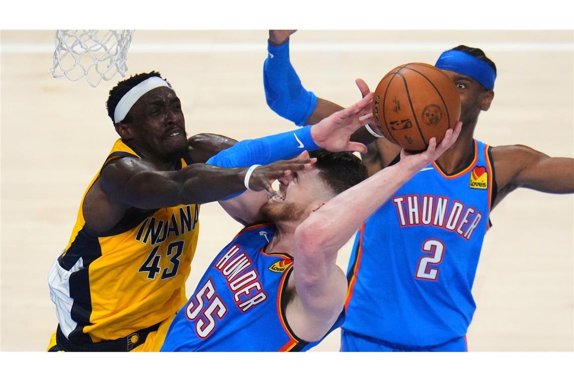 Hartenstein holt mit Oklahoma City den Titel in der NBA Viel Arbeit in den Finals: Hartenstein (Mitte) musste einstecken.