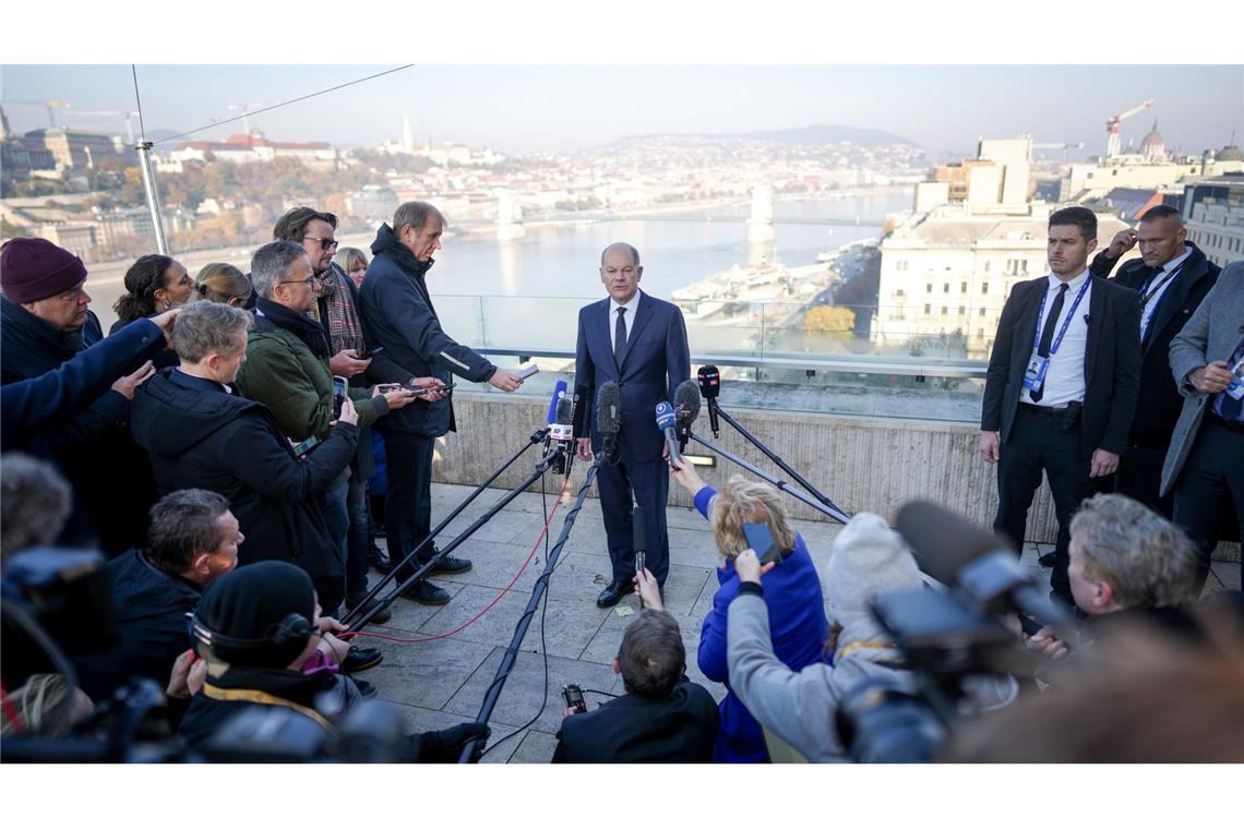 Bilder des Tages Viel Aufmerksamkeit für die Regierungskrise in Deutschland: Journalisten befragen zu Beginn eines Treffens des Europäischen Rates in der ungarischen Hauptstadt Budapest Bundeskanzler Scholz.