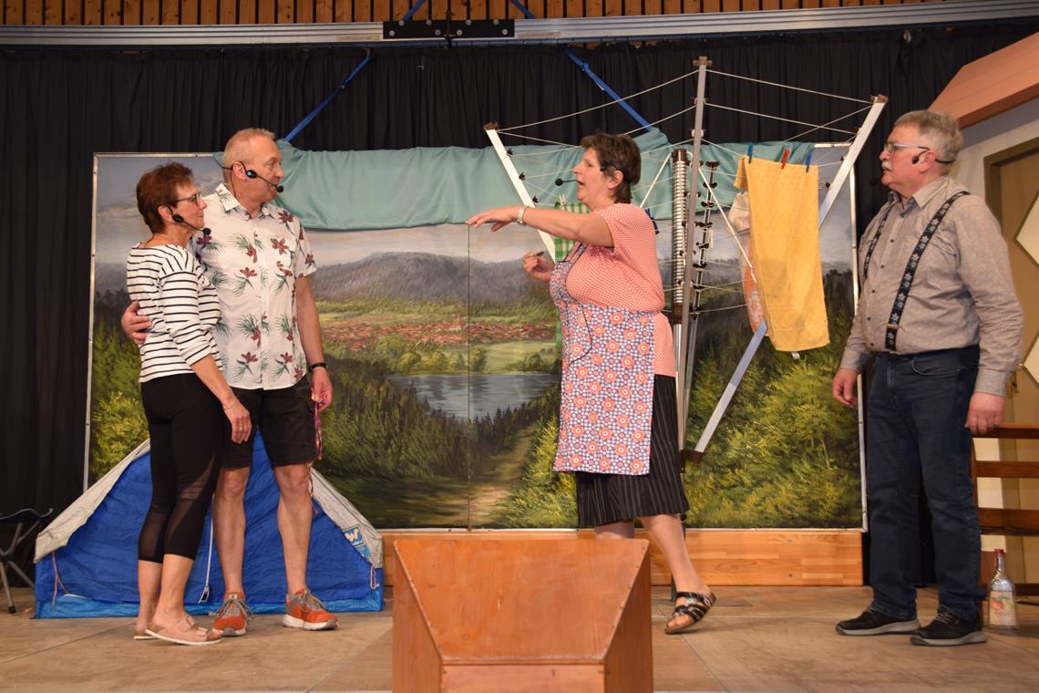 Dauerbrenner und zündende Pointen bei der Jahresfeier des Gesangvereins Westermurr Viel Beifall gibt es für die Schauspieler des Theaterstücks, das bei der Jahresfeier aufgeführt wird. Fotos: Elisabeth Klaper