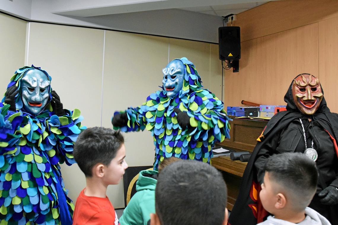 Narren besuchen die Bodelschwinghschule: „Wir bringen Kindern die Fasnet nahe“ Viel Freude bei ihrem Besuch in der Murrhardter Bodelschwinghschule haben nicht nur die Narren der Murreder Henderwäldler, sondern auch die Kinder. Foto: Elisabeth Klaper