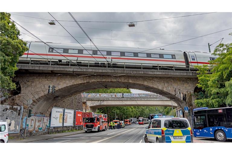 Viel Geduld mussten Fahrgäste eines liegengebliebenen ICEs haben, der am Montag in Köln strandete: Die letzten Fahrgäste konnten den Zug erst nach fünf Stunden und 20 Minuten verlassen.